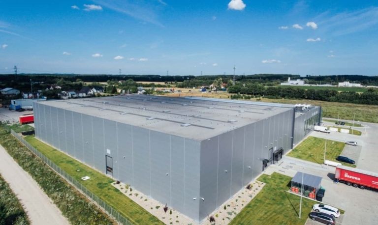Agricultural building built from sandwich panels
