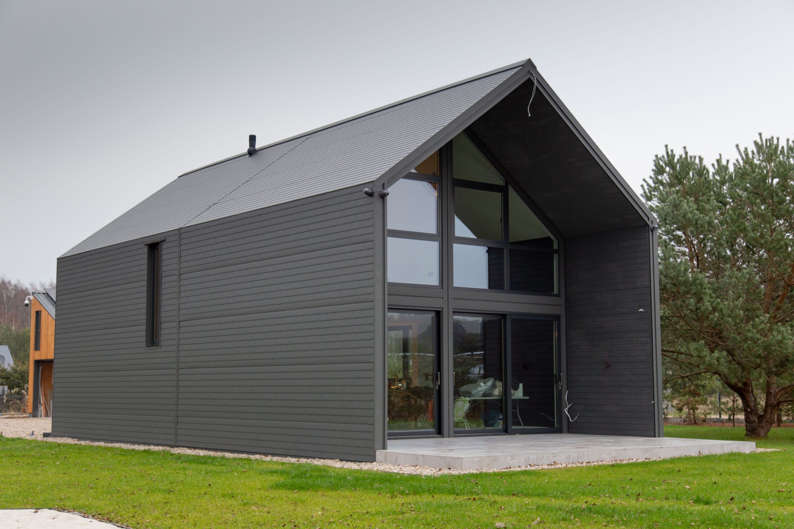 Storage building with a sandwich panel facade